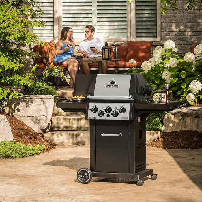 Broil King Monarch™ 390 Gas Grill with 3 stainless Steel Dual-Tube™ Burners